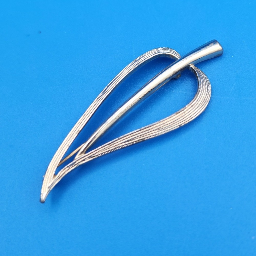 Vintage Sarah Coventry Gold Tone Textured Openwork Leaf Brooch Pin Signed